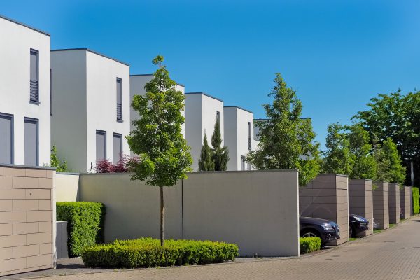 Wat is beter: een betonnen of houten schutting?